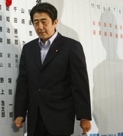 Shinzo Abe se fait Hara-Kiri en Public