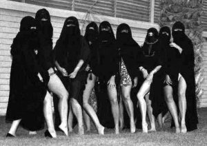 pourquoi la burqa est noire