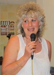 L'ECRIVAINE ANNETTE CANARD ET LE MUGUET DE MAI