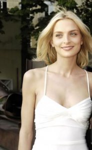 Sarha Marshall renaît de ses cendres