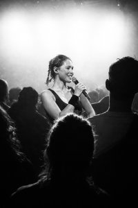 Miki en concert live à l'Élysée Montmartre, juste une particule en liberté sur scène 