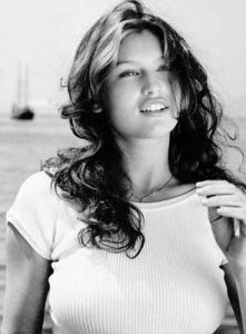 LAETITIA CASTA : BELLE ET SAUVAGE COMME SON ILE