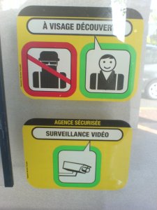 Les femmes ne sont bien vues que tête nue