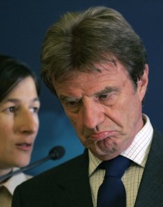 Bernard Kouchner est-il toujours Ministre ?