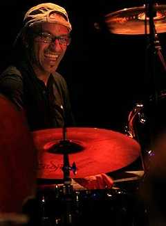 MANU KATCHÉ... LE GÉNIAL BATTEUR OFFICIE SUR ARTE !