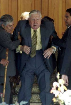 Pinochet passe l'arme à Gauche