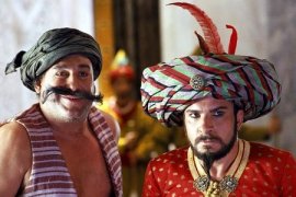 Iznogoud se prend les pieds dans le tapis volant...