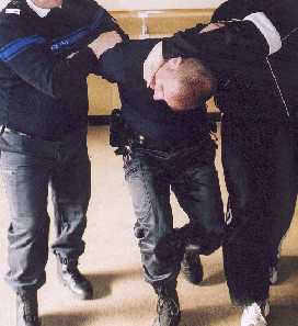 Menottage au sol : une procédure mortelle