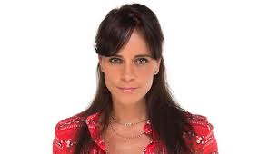 De « Garçon » à Sarah Knafo, le virage surprenant de la chanteuse Koxie