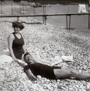 Et si les hommes osaient à nouveau le maillot de bain une pièce ? La tendance vintage qui pourrait tout changer
