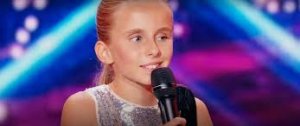 Vic, la jeune chanteuse non voyante qui bouleverse les réseaux sociaux par sa joie et sa force intérieure