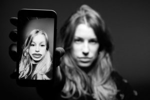 Pourquoi le vrai, le brut, l'imparfait revient à la mode : la fin du monde lisse