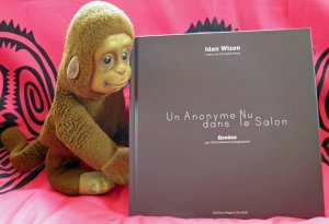 « Un Anonyme Nu dans le Salon » d'Idan Wizen photographe