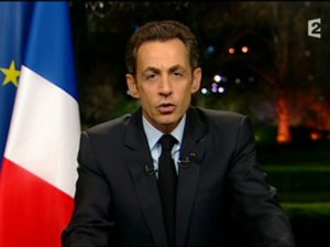 Sarko donne deux billets de cent balles à chacun pour patienter