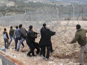 La tournée de deux « anarchistes contre le mur »