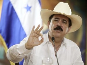 Au Honduras Manuel Zelaya renversé en pyjama 