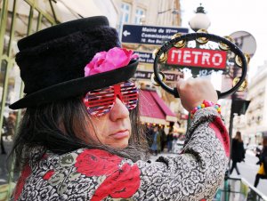 Edouardo chante dans le Métro sans Accréditation
