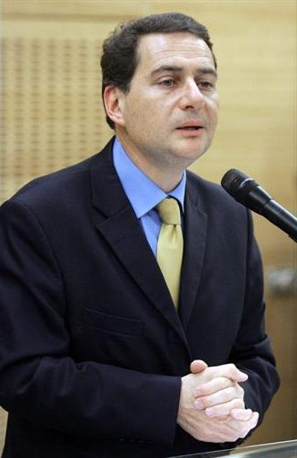 Eric Besson réforme la procédure de naturalisation 