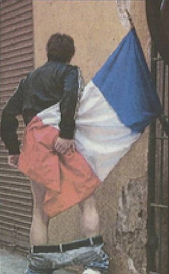 LA FNAC PERMET QU'ON SALISSE LE DRAPEAU FRANCAIS