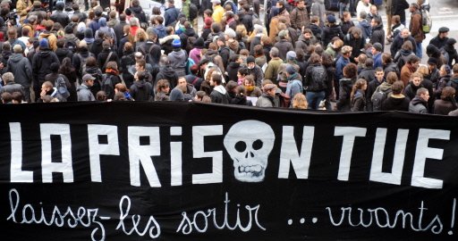 À petit feu ou plus brutalement, la prison tue