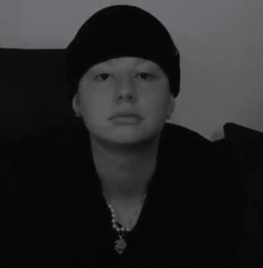 RedBirdKet, l'artiste qui voyage entre Rap, Slam et Poésie