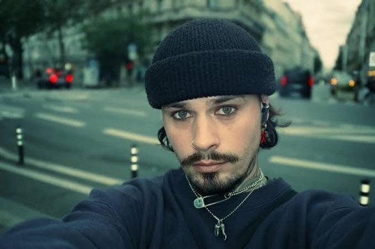 Gabriel Rippe, transformer la critique et le harcèlement en œuvre avec “I Hate Gabriel Rippe”