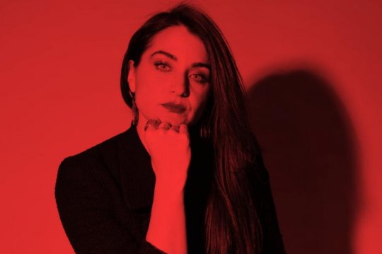 Déborah de Robertis, le corps comme arme, l'artiste qui dérange pour réveiller