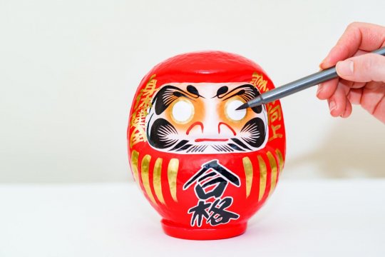 Daruma japonais : signification, origine et comment utiliser cette poupée porte-bonheur zen