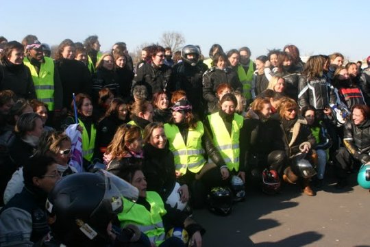 « Toutes en moto » : 250 motardes ont roulé sur Paname 