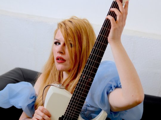 SUN, Karoline Rose, la chanteuse qui a inventé la “brutal pop”