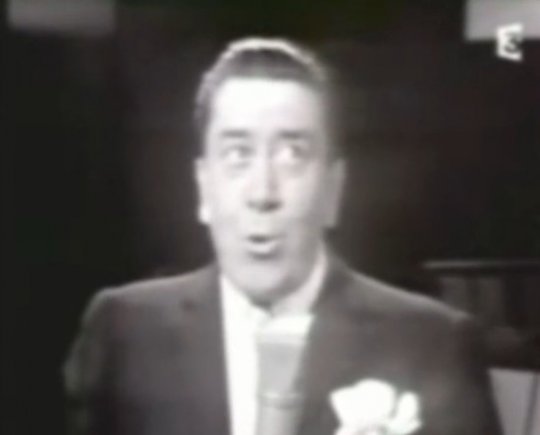 Sarkozy AUSSI , le tube déjà numéro 1 des ventes à Neuilly