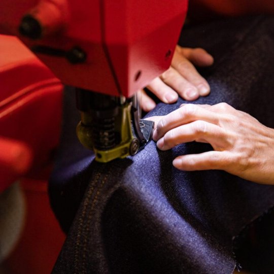 Anatomie Vêtement : Valentin, l'artisan solitaire qui fabrique des pièces cultes dans son appartement-atelier